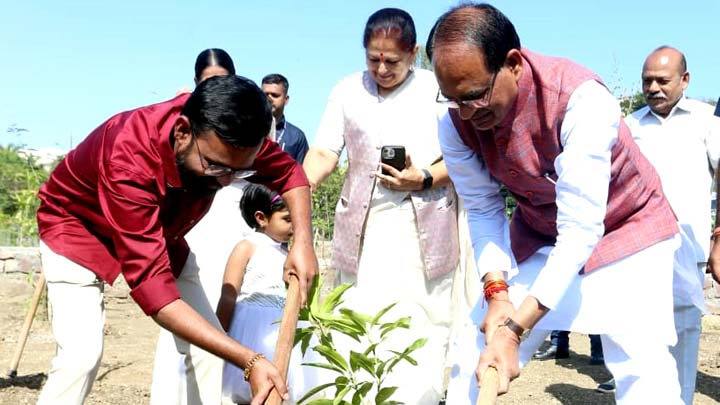 मुख्यमंत्री श्री चौहान ने बरगद, आम और जामुन के पौधे लगाए